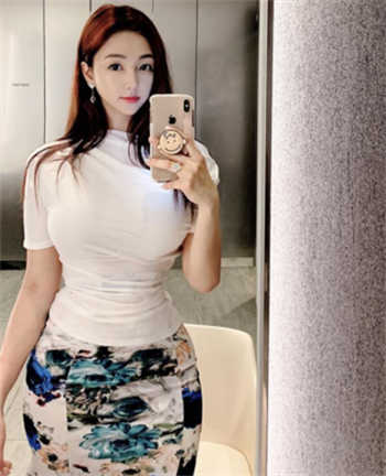 抖音一个女的喝酒点火
