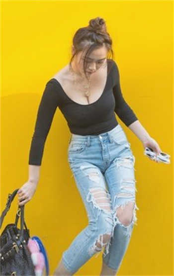 抖音一个女的喝酒点火