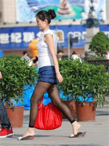 表兄妹旅游住一间房