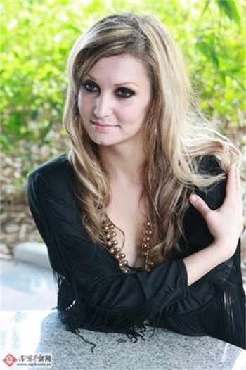 新婚妻子陪上司出差
