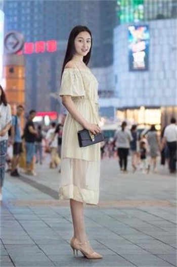 他低头含住她胸前的奶