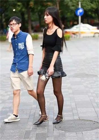 妻子为还债带窝囊老公