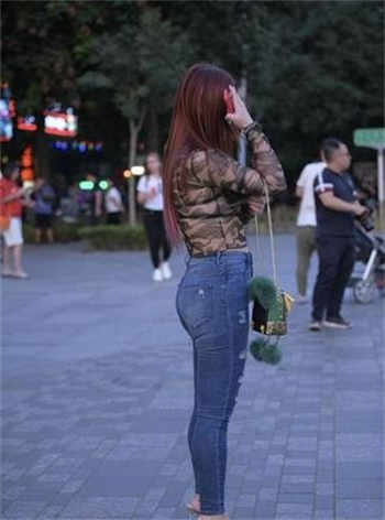 卖房销售和客户在阳台