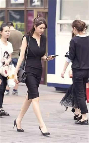 家庭主妇在踏踏米上