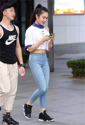 60岁富婆很会玩鸭子