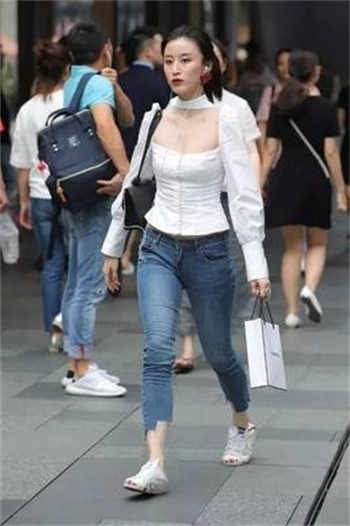 桌子上面吃饭了下面也吃