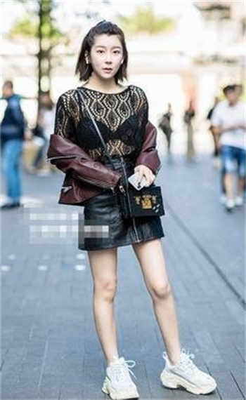 她趴跪着 他挺身进入她
