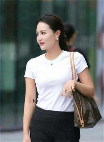 cba啦啦队踢腿劈叉