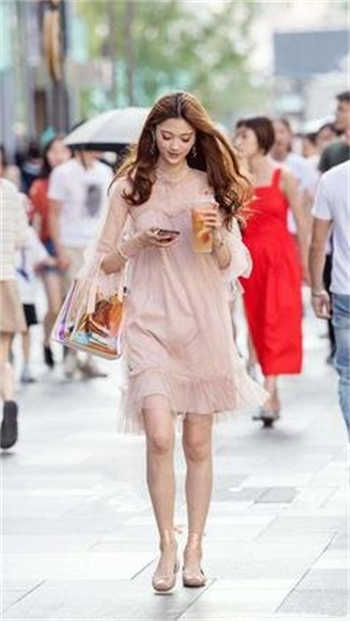 女员工和老板办公室打扑克